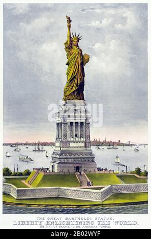 Die Freiheitsstatue (Liberty Erleuchtender the World; französisch: La Liberté éclairant le monde) ist eine kolossale neoklassische Skulptur auf Liberty Island im New Yorker Hafen in New York City in den Vereinigten Staaten. Die Kupferstatue, die von Frédéric Auguste Bartholdi, einem französischen Bildhauer, entworfen und am 28. Oktober des Jahres 1886 gewidmet wurde, war ein Geschenk der französischen Bevölkerung an die Vereinigten Staaten. Die Statue ist eine gerohrte weibliche Figur, die Libertas, die römische Göttin, darstellt, die eine Fackel und eine Tabula ansata (eine Tablette, die das Gesetz beschwört) trägt, auf der das Datum der amerikanischen Deklaration von Independe eingetragen ist Stockfoto