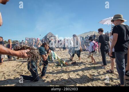 Fremantle, Western Australia. Januar 2020. Raucherzeremonie, die bei der Zusammenführung von Aborigines und anderen Australiern am Badestrand und rund um das Kidigo Arthouse in Fremantle, Perth, Western Australia, zu sehen ist und die Kultur, Musik und Tanz der Aborigines als Alternative zum nationalen Australia Day feiert. Kredit: Joe Kuis / Alamy News Stockfoto