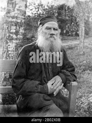 Graf Lev Nikolawitsch Tolstoi, im Englischen meist als Leo Tolstoi bezeichnet, war ein russischer Romanautor, der als einer der größten aller Zeiten gilt. Am bekanntesten ist er für Krieg und Frieden (1869) und Anna Karenina (1877). Literarische Zuspruch erreichte er erstmals in seinen 20er Jahren mit seiner semi-autobiografischen Trilogie "Childhood", "Boyhood" und "Youth" (325-1856) und "Sewastopol Sketches" (1855), die auf seinen Erfahrungen im Krimkrieg basierten. Tolstois Fiktion umfasst Dutzende von Kurzgeschichten und mehrere Novellen wie Den Tod von Iwan Ilyich, Familienglück und Hadji Murad. Tolstoi schrieb auch Theaterstücke und Numer Stockfoto