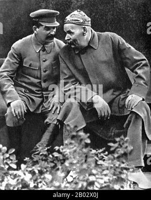 Joseph Vissarionowitsch Stalin (1878-1953) war von 1922 bis zu seinem Tod 1953 erster Generalsekretär der Kommunistischen Partei des Zentralkomitees der Sowjetunion. Während formal das Amt des Generalsekretärs wahllos war und zunächst nicht als Spitzenposition im sowjetischen Staat galt, gelang es Stalin nach Wladimir Lenins Tod im Jahr 1924, immer mehr Macht in seinen Händen zu festigen und nach und nach alle Oppositionsgruppen innerhalb der Partei niederzuschieben. Alexei Maximovich Peshkov (1860-1936), vor allem bekannt als Maxim (Maksim) Gorky, war ein russischer und sowjetischen Schriftsteller, ein Gründer der S Stockfoto