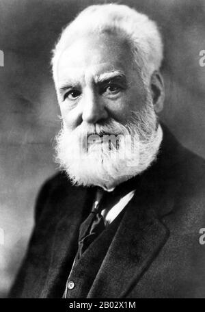 Alexander Graham Bell (* 3. März, in Schottland; † 2. August 1922) war ein bedeutender Wissenschaftler, Erfinder, Ingenieur und Innovator, dem die Erfindung des ersten praktischen Telefons zugeschrieben wird. Bells Vater, Großvater und Bruder waren alle mit der Arbeit an Elocution und Rede verbunden, und sowohl seine Mutter als auch seine Frau waren taub und beeinflussten Bells Lebenswerk zutiefst. Seine Untersuchungen zu Anhörung und Rede führten ihn außerdem zu Experimenten mit Hörgeräten, die schließlich dazu führten, dass Bell im Jahr 1876 das erste US-Patent für das Telefon erhielt. Bell betrachtete seine bekannteste Erfindung Stockfoto