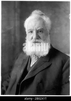 Alexander Graham Bell (* 3. März, in Schottland; † 2. August 1922) war ein bedeutender Wissenschaftler, Erfinder, Ingenieur und Innovator, dem die Erfindung des ersten praktischen Telefons zugeschrieben wird. Bells Vater, Großvater und Bruder waren alle mit der Arbeit an Elocution und Rede verbunden, und sowohl seine Mutter als auch seine Frau waren taub und beeinflussten Bells Lebenswerk zutiefst. Seine Untersuchungen zu Anhörung und Rede führten ihn außerdem zu Experimenten mit Hörgeräten, die schließlich dazu führten, dass Bell im Jahr 1876 das erste US-Patent für das Telefon erhielt. Bell betrachtete seine bekannteste Erfindung Stockfoto