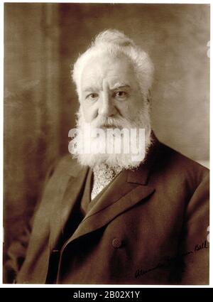 Alexander Graham Bell (* 3. März, in Schottland; † 2. August 1922) war ein bedeutender Wissenschaftler, Erfinder, Ingenieur und Innovator, dem die Erfindung des ersten praktischen Telefons zugeschrieben wird. Bells Vater, Großvater und Bruder waren alle mit der Arbeit an Elocution und Rede verbunden, und sowohl seine Mutter als auch seine Frau waren taub und beeinflussten Bells Lebenswerk zutiefst. Seine Untersuchungen zu Anhörung und Rede führten ihn außerdem zu Experimenten mit Hörgeräten, die schließlich dazu führten, dass Bell im Jahr 1876 das erste US-Patent für das Telefon erhielt. Bell betrachtete seine bekannteste Erfindung Stockfoto