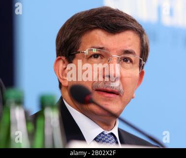 Ahmet Davutoglu (* 26. Februar 1959) ist ein türkischer Diplomat und Politiker, der seit dem 28. August 2014 Premierminister der Türkei und seit dem 27. August 2014 Parteivorsitzender der Partei für Justiz und Entwicklung (AKP) ist. Zuvor war er von 2009 bis 2014 Außenminister. Nach der Wahl des amtierenden Premierministers und des KP-Chefs Recep Tayyip Erdogan zum 12. Präsidenten der Türkei wurde Davutoglu vom Zentralvorstand der AKP als Kandidat für die Parteiführung angekündigt. Er wurde während der ersten AKP-außerordentlichen Wahl einstimmig zum Parteivorsitzenden gewählt Stockfoto