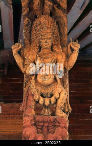 Holzschnitzereien sind seit dem 12. Jahrhundert fester Bestandteil von Häusern und Tempeln in Nepal, und die Kunst erreichte ihren Höhepunkt im 15. Und 16. Jahrhundert. Holz als reichlich vorhandener Rohstoff waren Holzschnitzereien einfach überall: Holztüren, Fenster, Gesimse, Säulen, Streben oder Balken in Newar-Häusern waren alle mit komplexen ornamentalen Mustern verziert. Auch die Tempel fanden einen großzügigen Teil der Aufmerksamkeit, aber hier dominierten natürlich religiöse Motive. Die Wälder verschiedener Bäume waren beschäftigt, darunter sisu, champa, Deodar, Haldu und Teak; aber das beliebteste Holz war das des Th Stockfoto