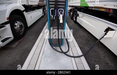 Stuttgart, Deutschland. Februar 2020. Elektrisch angetriebene Mercedes-Benz eActros stehen neben einer Ladestation. Kredit: Marijan Murat / dpa / Alamy Live News Stockfoto