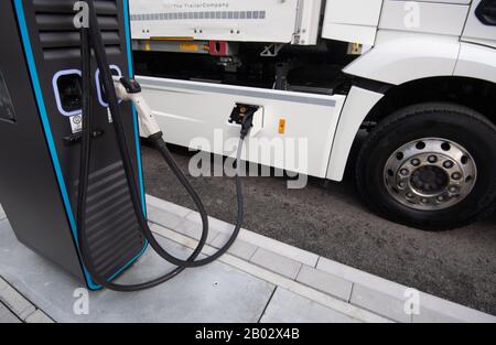 Stuttgart, Deutschland. Februar 2020. Neben einer Ladestation befindet sich ein elektrisch betriebener Mercedes-Benz eActros. Kredit: Marijan Murat / dpa / Alamy Live News Stockfoto