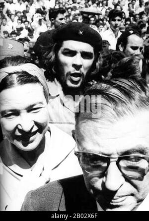 Im Jahr 1960 besuchten Jean-Paul Sartre und Simone de Beauvoir Kuba während der "Flitterwochen der Revolution", wie Sartre schrieb. Der Militär-Strongman Fulgencio Batistas Regime war an Fidel Castros Guerillaarmee gefallen und das ganze Land war mit revolutionärem Eifer in Ordnung. Als das Paar nach Paris zurückkehrte, schrieb Sartre zahlreiche Artikel, die die Revolution ausstreichten. De Beauvoir, der ebenso beeindruckt war, schrieb: "Zum ersten Mal in unserem Leben waren wir Zeugen des Glücks, das durch Gewalt erreicht worden war". De Beauvoir und Sartre würden Castro letztlich in einem offenen Brief anprangern, der kritisierte Stockfoto