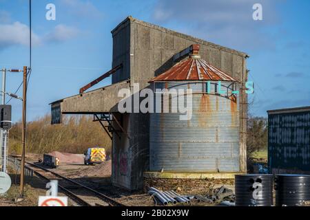 Derelict Myhills Grain Silo an der Whittlesford Parkway Station, South Cambridgeshire. Wurde zum Laden von Tierfutter in Züge verwendet. Stockfoto