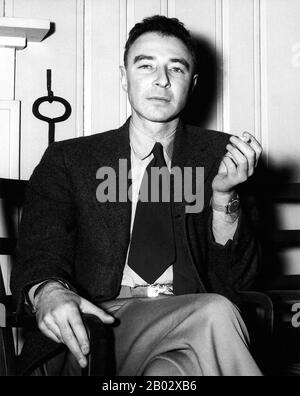 Julius Robert Oppenheimer (* 22. April 1904/05; † 18. Februar 1967) war ein US-amerikanischer theoretischer Physiker und Professor für Physik an der University of California, Berkeley. Er gehört zu den Personen, die oft als "Vater der Atombombe" für ihre Rolle im Manhattan-Projekt, dem zweiten Weltkrieg, das die ersten Atomwaffen entwickelt hat, bezeichnet werden. Die erste Atombombe wurde am 16. Juli 1945 im Dreifaltigkeitstest in New Mexico detoniert; Oppenheimer bemerkte später, dass sie Worte aus der Bhagavad Gita ins Gedächtnis brachte: "Jetzt werde ich Tod, der Zerschlager der Welten". Nach dem Krieg wurde er A. Stockfoto