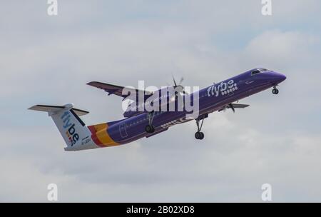 Flybe DHC Dash 8 fährt vom Flughafen London City ab Stockfoto