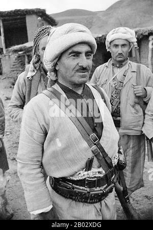 Mustafa Barzani (14. März 1903 - 1. März 1979), auch bekannt als Mullah Mustafa, war ein kurdisch-nationalistischer Führer und die prominenteste politische Persönlichkeit in der modernen kurdischen Politik. 1946 wurde er zum Führer der Demokratischen Partei Kurdistans (KDP) gewählt, um die kurdische Revolution gegen irakische Regime zu leiten. Barzani war bis zu seinem Tod im März 1979 der primäre politische und militärische Führer der kurdischen Revolution. Er führte Kampagnen zum bewaffneten Kampf sowohl gegen die irakische als auch gegen die iranische Regierung. Stockfoto