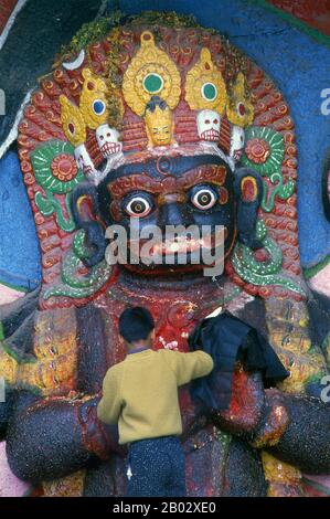 Der Kala Bhairav oder Black Bhairav ist eine 3 m hohe Statue, die eine schwerkelnde, terroristische Manifestation von Shiva darstellt, die auf ein unglückliches Opfer trampelt. Lokale Lore hat es, dass das Bild auf dem Berg Nagarjun am westlichen Rand des Kathmandu-Tals gefunden und von König Pratapa Malla an seinen heutigen Ort gebracht wurde. Nachdem das Bild auf dem Durbar-Platz eingerichtet war, mussten königliche Höflinge vor ihm Treueeiden schwören und Zeugen in Strafverfahren mussten in ihrer Anwesenheit Aussagen. Man glaubte, dass jeder, der Lügen vor Kala Bhairav erzählt, sofort sterben würde. Kala Bhaira Stockfoto