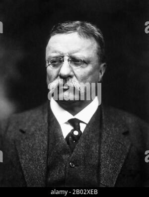 Theodore Roosevelt (* 27. Oktober 1858 in New York; † 6. Januar 1918), oft mit seinen Initialen TR bezeichnet, war ein US-amerikanischer Staatsmann, Autor, Entdecker, Soldat, Naturforscher und Reformer, der als 26. Präsident der Vereinigten Staaten tätig war. Als Führer der Republikanischen Partei war er eine führende Kraft der Progressive-Ära. Er diente als Assistant Secretary of the Navy unter William McKinley und trat nach einem Jahr zurück, um beim Ersten US Voluntary Cavalry Regiment oder "Rough Riders" zu dienen, und erlangte nationale Berühmtheit für Mut während des Krieges in Kuba. Während des ersten Weltkriegs wandte er sich gegen Präsident Wilson, weil er die beibehalten hatte Stockfoto