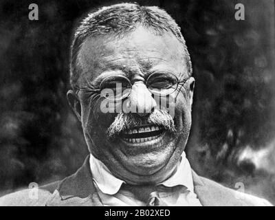 Theodore Roosevelt (* 27. Oktober 1858 in New York; † 6. Januar 1918), oft mit seinen Initialen TR bezeichnet, war ein US-amerikanischer Staatsmann, Autor, Entdecker, Soldat, Naturforscher und Reformer, der als 26. Präsident der Vereinigten Staaten tätig war. Als Führer der Republikanischen Partei war er eine führende Kraft der Progressive-Ära. Er diente als Assistant Secretary of the Navy unter William McKinley und trat nach einem Jahr zurück, um beim Ersten US Voluntary Cavalry Regiment oder "Rough Riders" zu dienen, und erlangte nationale Berühmtheit für Mut während des Krieges in Kuba. Während des ersten Weltkriegs wandte er sich gegen Präsident Wilson, weil er die beibehalten hatte Stockfoto