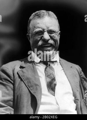 Theodore Roosevelt (* 27. Oktober 1858 in New York; † 6. Januar 1918), oft mit seinen Initialen TR bezeichnet, war ein US-amerikanischer Staatsmann, Autor, Entdecker, Soldat, Naturforscher und Reformer, der als 26. Präsident der Vereinigten Staaten tätig war. Als Führer der Republikanischen Partei war er eine führende Kraft der Progressive-Ära. Er diente als Assistant Secretary of the Navy unter William McKinley und trat nach einem Jahr zurück, um beim Ersten US Voluntary Cavalry Regiment oder "Rough Riders" zu dienen, und erlangte nationale Berühmtheit für Mut während des Krieges in Kuba. Während des ersten Weltkriegs wandte er sich gegen Präsident Wilson, weil er die beibehalten hatte Stockfoto