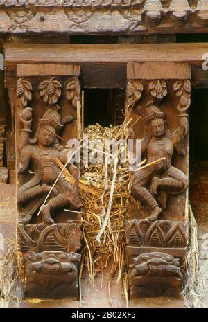 Der Kumari Bhal ist die Residenz der sogenannten "Lebenden Göttinnen". Das Gebäude wurde etwa um die Jahre 1760-62 von König Jayaprakasha Malla errichtet, um den Kumari Devi oder die "Jungfrau Goddess" unterzubringen, die die lebende Inkarnation der Göttin Taleju sein soll. Der eher wie ein Haus als ein Tempel gestaltete Kumari Bhal ist um einen zentralen Innenhof, Kumari Chowk, den 'Innenhof des Kumari', gebaut. Das bemerkenswerteste Merkmal des Gebäudes sind seine Holzfenster, die fachmännisch mit einer Fülle von Verzierungen und Götter geschnitzt wurden. Jeden Tag am Nachmittag versammeln sich große Menschenmassen im Innenhof zu Witzes Stockfoto