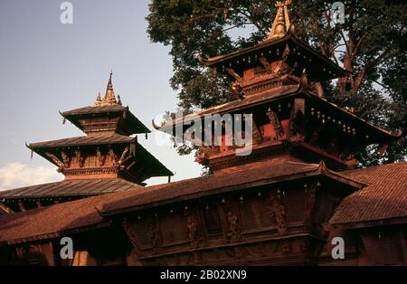 Der Durbar-Platz ist das historische und spirituelle Zentrum von Kathmandu und umfasst einen ehemaligen Königspalast, eine Fülle von Tempeln und viele andere Denkmäler. Der Platz wurde nach jahrelanger Vernachlässigung 1972-75 im Hanuman-Dhoka-Projekt renoviert, das nach der Thronbesteigung von König Birendra initiiert wurde. 'Durbar' oder richtig verdunkelt bedeutet Königspalast oder Königshof, aber die Einheimischen nennen lieber den Platz Hanuman Dhoka, 'Hanuman's Gate', nach dem schmalen Palasttor, das von einer krimson-roten Figur des affengottes Hanuman bewacht wird. Die Figur wurde im Jahr 1862 aufgestellt, um das Tor vor Missglück und zu schützen Stockfoto