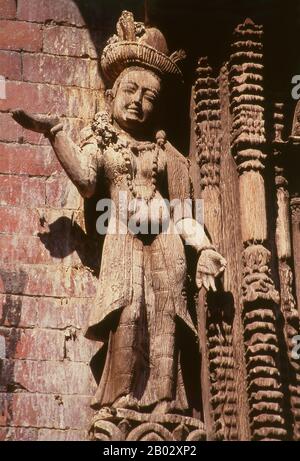 Der Kumari Bhal ist die Residenz der sogenannten "Lebenden Göttinnen". Das Gebäude wurde etwa um die Jahre 1760-62 von König Jayaprakasha Malla errichtet, um den Kumari Devi oder die "Jungfrau Goddess" unterzubringen, die die lebende Inkarnation der Göttin Taleju sein soll. Der eher wie ein Haus als ein Tempel gestaltete Kumari Bhal ist um einen zentralen Innenhof, Kumari Chowk, den 'Innenhof des Kumari', gebaut. Das bemerkenswerteste Merkmal des Gebäudes sind seine Holzfenster, die fachmännisch mit einer Fülle von Verzierungen und Götter geschnitzt wurden. Jeden Tag am Nachmittag versammeln sich große Menschenmassen im Innenhof zu Witzes Stockfoto