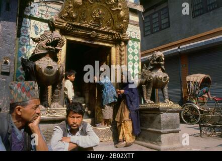 Bei Indra Chowk oder dem "Innenhof von Indra", einem zweistöckigen Tempel, der einer der 64 Formen des Bhairav gewidmet ist, blickt Akash Bhairav (Bhairav der Luft) über die Kreuzung mehrerer Fahrspuren. Der Tempel ist mit einer silbernen Statue von Akash Bhairav bedeckt und teilweise mit Messingplatten und zwei Messinglöwen stehen Wache an der Tür. Während des Festivals von Indra Jatra wird eine große Maske von Akash Bhairav auf einem Schrein ausgestellt, der vor dem Tempel montiert wurde. Akash Bhairav gilt als Manifestation von Indra, dem regengott. Stockfoto