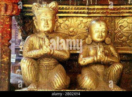 Der Hiranyavarna Mahavihara oder Goldene Tempel ist eine der wichtigsten Kunst- und Architekturausstellungen im Kathmandu-Tal. Angeblich im 12. Jahrhundert von König Bhaskara Deva Varma gegründet, geht der Tempel, wie er sich heute darstellt, größtenteils auf das 18. Jahrhundert zurück. Die gesamte Fassade des Hauptschreins ist mit vergoldetem Kupfer bedeckt, ebenso wie die sehr detaillierten Toranen und alle Dächer. Stockfoto