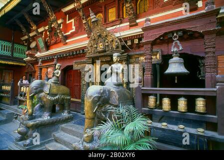 Nepal: Elefantenstatuen im Goldenen Tempel (Hiranyavarna Mahavihara), Patan, Kathmandu-Tal (1998). Der Hiranyavarna Mahavihara oder Goldene Tempel ist eine der wichtigsten Kunst- und Architekturausstellungen im Kathmandu-Tal. Angeblich im 12. Jahrhundert von König Bhaskara Deva Varma gegründet, geht der Tempel, wie er sich heute darstellt, größtenteils auf das 18. Jahrhundert zurück. Die gesamte Fassade des Hauptschreins ist mit vergoldetem Kupfer bedeckt, ebenso wie die sehr detaillierten Toranen und alle Dächer. Stockfoto