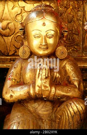 Der Hiranyavarna Mahavihara oder Goldene Tempel ist eine der wichtigsten Kunst- und Architekturausstellungen im Kathmandu-Tal. Angeblich im 12. Jahrhundert von König Bhaskara Deva Varma gegründet, geht der Tempel, wie er sich heute darstellt, größtenteils auf das 18. Jahrhundert zurück. Die gesamte Fassade des Hauptschreins ist mit vergoldetem Kupfer bedeckt, ebenso wie die sehr detaillierten Toranen und alle Dächer. Stockfoto