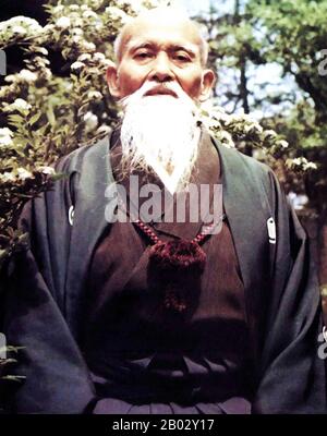 Aikido ist eine japanische Kampfkunst, die von Morihei Ueshiba als Synthese seiner Kampfkunst, Philosophie und religiösen Überzeugungen entwickelt wurde. Aikido wird oft als "die Art und Weise der Vereinigung (mit) Lebensenergie" oder als "die Art des harmonischen Geistes" übersetzt. Ueshibas Ziel war es, eine Kunst zu schaffen, die Praktizierende nutzen konnten, um sich zu verteidigen und gleichzeitig ihren Angreifer vor Verletzungen zu schützen. Aikido-Techniken bestehen darin, Bewegungen einzugeben und zu drehen, die die Dynamik eines gegnerischen Angriffs lenken, und eine Wurf- oder Gelenksperre, die die Technik beendet. Stockfoto