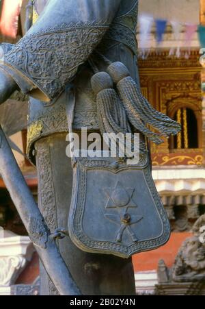 Rudravarna Mahavihara, oder Oku Bahal, wurde Mitte des 17. Jahrhunderts erbaut. Der Tempel befindet sich um einen Innenhof, der mit Chaitya- und Metallfiguren aller Art und Größen überströmt ist. Es gibt massive Garudas, Elefanten, Pfauen, Figuren betender Anbeter und eine Statue von Juddha Shumsher Rana, der dem Tempel nach dem Erdbeben von 1934 großzügige Wiederherstellungshilfen gewährt hat. Judha Shumsher jung Bahadur Rana (Narayanhity Palace, Kathmandu, 19. April 1875 - Dehradun, Indien, 20. November 1952) war vom 1. September 1932 bis 29. November 1945 Premierminister von Nepal als Chef der Rana Dynas Stockfoto