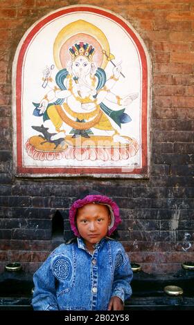 Nepal: Ein Bild des elefantenköpfigen hinduistischen Gottes Ganesh in einem Tempel in Patan, Kathmandu Valley (1998). Ganesha, auch Ganesa oder Ganesh, und auch bekannt als Ganapati, Vinayaka und Pillaiyar, ist eine der bekanntesten und am weitesten verehrten Gottheiten im Hindu-pantheon. Sein Bild ist in Indien und Nepal zu finden. Die Hindu-Sekten verehren ihn, unabhängig von seiner Zugehörigkeit. Die Hingabe an Ganesha ist weit verbreitet und erstreckt sich auf Jains, Buddhisten und über Indien hinaus. Stockfoto