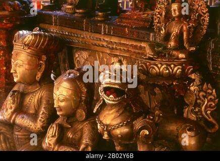 Der Hiranyavarna Mahavihara oder Goldene Tempel ist eine der wichtigsten Kunst- und Architekturausstellungen im Kathmandu-Tal. Angeblich im 12. Jahrhundert von König Bhaskara Deva Varma gegründet, geht der Tempel, wie er sich heute darstellt, größtenteils auf das 18. Jahrhundert zurück. Die gesamte Fassade des Hauptschreins ist mit vergoldetem Kupfer bedeckt, ebenso wie die sehr detaillierten Toranen und alle Dächer. Stockfoto