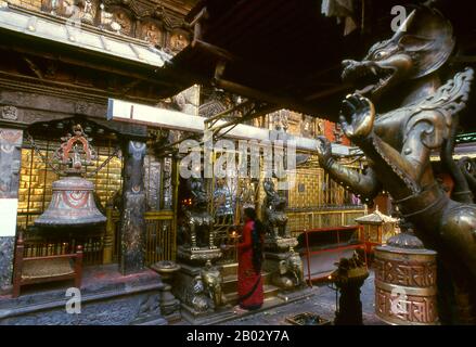Der Hiranyavarna Mahavihara oder Goldene Tempel ist eine der wichtigsten Kunst- und Architekturausstellungen im Kathmandu-Tal. Angeblich im 12. Jahrhundert von König Bhaskara Deva Varma gegründet, geht der Tempel, wie er sich heute darstellt, größtenteils auf das 18. Jahrhundert zurück. Die gesamte Fassade des Hauptschreins ist mit vergoldetem Kupfer bedeckt, ebenso wie die sehr detaillierten Toranen und alle Dächer. Stockfoto