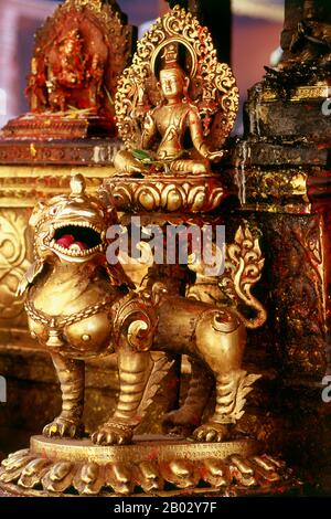 Der Hiranyavarna Mahavihara oder Goldene Tempel ist eine der wichtigsten Kunst- und Architekturausstellungen im Kathmandu-Tal. Angeblich im 12. Jahrhundert von König Bhaskara Deva Varma gegründet, geht der Tempel, wie er sich heute darstellt, größtenteils auf das 18. Jahrhundert zurück. Die gesamte Fassade des Hauptschreins ist mit vergoldetem Kupfer bedeckt, ebenso wie die sehr detaillierten Toranen und alle Dächer. Stockfoto