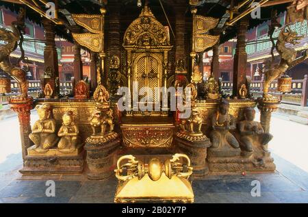 Der Hiranyavarna Mahavihara oder Goldene Tempel ist eine der wichtigsten Kunst- und Architekturausstellungen im Kathmandu-Tal. Angeblich im 12. Jahrhundert von König Bhaskara Deva Varma gegründet, geht der Tempel, wie er sich heute darstellt, größtenteils auf das 18. Jahrhundert zurück. Die gesamte Fassade des Hauptschreins ist mit vergoldetem Kupfer bedeckt, ebenso wie die sehr detaillierten Toranen und alle Dächer. Stockfoto