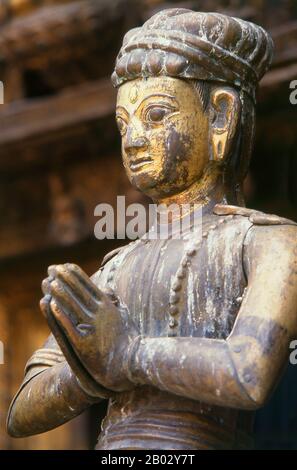 Der Hiranyavarna Mahavihara oder Goldene Tempel ist eine der wichtigsten Kunst- und Architekturausstellungen im Kathmandu-Tal. Angeblich im 12. Jahrhundert von König Bhaskara Deva Varma gegründet, geht der Tempel, wie er sich heute darstellt, größtenteils auf das 18. Jahrhundert zurück. Die gesamte Fassade des Hauptschreins ist mit vergoldetem Kupfer bedeckt, ebenso wie die sehr detaillierten Toranen und alle Dächer. Stockfoto
