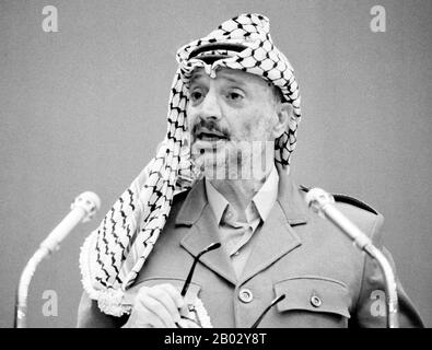 Mohammed Jasser Abdel Rahman Abdel Raouf Arafat al-Qudwa (24. August 1929 - 11. November 2004), im Volksmund Jassir Arafat genannt, war ein überragender palästinensischer Führer. Er war Vorsitzender der Palästinensischen Befreiungsorganisation (PLO), Präsident der Palästinensischen Nationalbehörde (PNA) und Führer der Fatah-Partei und der ehemaligen paramilitärischen Gruppe, die er 1959 gründete. Stockfoto