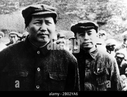 Der Lange Marsch war ein militärischer Rückzug, der von der Roten Armee der Kommunistischen Partei Chinas, dem Vorläufer der Volksbefreiungsarmee, unternommen wurde, um der Verfolgung der Kuomintang-Armee (KMT oder chinesische nationalistische Partei) auszuweichen. Es gab nicht einen Langen Marsch, sondern eine Reihe von Aufmärschen, da verschiedene kommunistische Armeen im Süden nach Norden und Westen auswichen. Am bekanntesten ist der marsch aus der Provinz Jiangxi, der im Oktober 1934 begann. Die Erste Frontarmee der chinesischen Sowjetrepublik, angeführt von einer unerfahrenen militärkommission, stand am Rande der Vernichtung durch Generalissimo Chiang Kai-she Stockfoto