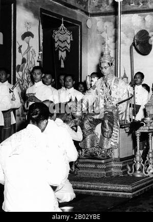 Bhumibol Adulyadej (Phumiphon Adunyadet; geboren 5. Dezember 1927) ist der aktuelle König von Thailand. Er ist bekannt als Rama IX. (Und innerhalb der thailändischen Königsfamilie und um die Mitarbeiter einfach als Lek zu schließen. Seit dem 9. Juni 1946 ist er das dienstälteste derzeitige Staatsoberhaupt der Welt und der am längsten regierende Monarch der thailändischen Geschichte. Stockfoto