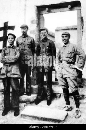 Die chinesische Arbeiter- und Bauern-Rote Armee (Zhongguo Gongnong Hongkong), auch chinesische Rote Armee oder einfach Rote Armee genannt, war eine Gruppenarmee unter dem Kommando der Kommunistischen Partei Chinas. Die Rote Armee der chinesischen Arbeiter und Bauern wurde am 25. Mai 1928 im Ersten chinesischen Bürgerkrieg gegründet. Zwischen 1934 und 1935 überstand die Rote Armee mehrere Feldzüge gegen die nationalistischen Kräfte, die vom Generalissimo Chiang Kai-Schek angeführt und am Langen Marsch beteiligt waren. Bis zum langen Marsch von 1934 waren zahlreiche kleine Einheiten zu drei einheitlichen Gruppen organisiert worden, der Ersten Roten Armee, Stockfoto