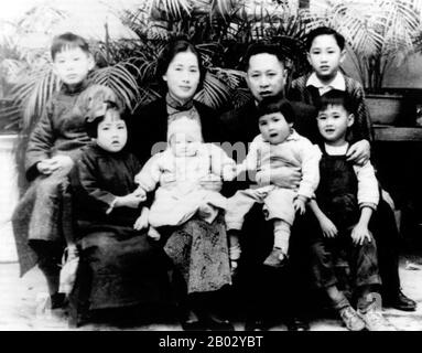 Ye Ting trat der Kuomintang bei, als Sun Yat-sen sie im Jahr 1919 gründete (die Kuomintang bestand vor dem Jahr 1919, wurde aber als chinesische Revolutionspartei bezeichnet) und war ab 1921 als Battalierkommandeur in der Nationalrevolutionären Armee tätig. Im Jahr 1924 studierte er in der Sowjetunion und trat im Dezember jenes Jahres der Kommunistischen Partei Chinas bei. Im September 1925 kehrte er nach China zurück, um zunächst als Stabsoffizier, dann als unabhängiger Regimentskommandeur, in der Vierten Armee der Nationalrevolutionären Armee zu dienen. Stockfoto