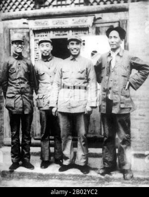 Die chinesische Arbeiter- und Bauern-Rote Armee (Zhongguo Gongnong Hongkong), auch chinesische Rote Armee oder einfach Rote Armee genannt, war eine Gruppenarmee unter dem Kommando der Kommunistischen Partei Chinas. Die Rote Armee der chinesischen Arbeiter und Bauern wurde am 25. Mai 1928 im Ersten chinesischen Bürgerkrieg gegründet. Zwischen 1934 und 1935 überstand die Rote Armee mehrere Feldzüge gegen die nationalistischen Kräfte, die vom Generalissimo Chiang Kai-Schek angeführt und am Langen Marsch beteiligt waren. Bis zum langen Marsch von 1934 waren zahlreiche kleine Einheiten zu drei einheitlichen Gruppen organisiert worden, der Ersten Roten Armee, Stockfoto