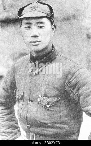 Yang Chengwu (* 27. Oktober 1914 in China; † 14. Februar 2004) war ein General der Volksrepublik China. Er war auch Proletarischer Revolutionär und Militärstratege der Volksbefreiungsarmee. Er war 1954-1965 und 1974-1980 stellvertretender Generalstabschef der Volksbefreiungsarmee. Yang wurde am 8. Oktober 1914 in Changting County, Provinz Fujian in China geboren. Er starb am 14. Februar 2004 im Alter von 90 Jahren in Peking. Stockfoto