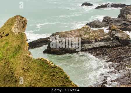 Ralphs Schrank, eine eingestürzte Meereshöhle, an der kornischen Küste bei Portreath, Cornwall, England Stockfoto