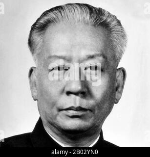 Liu Shaoqi (Liu Shao-ch'i, 24. November 1898 - 12. November 1969) war ein chinesischer Revolutionär, Staatsmann und Theoretiker. Er war vom 27. April 1959 bis zum 31. Oktober 1968 Vorsitzender der Volksrepublik China, Chinas Staatschef, in deren Verlauf er die Politik des wirtschaftlichen Wiederaufbaus in China umsetzte. Er fiel in den späteren 1960er Jahren während der Kulturrevolution wegen seiner wahrgenommenen "rechten" Ansichten außer Begnaigung und, es ist theorisiert, weil Mao Liu als Bedrohung seiner Macht ansah. 1968 verschwand er aus dem öffentlichen Leben und wurde Chinas Premier als "Kapitalistischer Roader" und ein tra bezeichnet Stockfoto