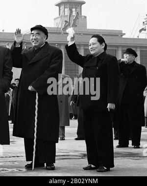 Zhu De war ein kommunistischer chinesischer Militärführer und Staatsmann. Er gilt als Gründer der chinesischen Roten Armee (dem Vorläufer der Volksbefreiungsarmee) und Taktiker, der den Sieg der Volksrepublik China während des chinesischen Bürgerkrieges entworfen hat. Soong Ch'ing-ling, Shanghai, 1920 (pinyin: Song Qingling, 27. Januar 1893 - 29. Mai 1981), auch bekannt als Madame Sun Yat-sen, war eine der drei Soong-Schwestern, die zusammen mit ihren Ehemännern zu den bedeutendsten politischen Persönlichkeiten Chinas des frühen 20. Jahrhunderts gehörten. Sie war stellvertretende Vorsitzende der Volksrepublik Stockfoto