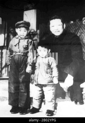 XI Zhongxun (15. Oktober 1913 - 24. Mai 2002) war ein kommunistischer Revolutionär und politischer Führer in der Volksrepublik China. Er gilt als eine der ersten Generation der chinesischen Führung. XI Jinping, geboren am 15. Juni 1953) ist Generalsekretär der Kommunistischen Partei Chinas, Präsident der Volksrepublik China und Vorsitzender der zentralen Militärkommission. Stockfoto
