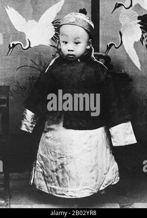 Aisin-Gioro Pu Yi (7. Februar 1906 - 17. Oktober 1967) aus der Herrscherfamilie Manchu Aisin Gioro war der letzte Kaiser Chinas. Er regierte in zwei Perioden zwischen 1908 und 1917, zunächst als Xuantong-Kaiser von 1908 bis 1912, und nominell als nicht regierender Marionettenkaiser zwölf Tage im Jahr 1917. Er war das zwölfte und letzte Mitglied der Qing-Dynastie, das über China ordentlich regieren konnte. Stockfoto