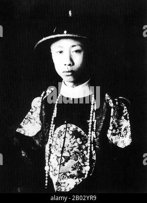 Aisin-Gioro Pu Yi (7. Februar 1906 - 17. Oktober 1967) aus der Herrscherfamilie Manchu Aisin Gioro war der letzte Kaiser Chinas. Er regierte in zwei Perioden zwischen 1908 und 1917, zunächst als Xuantong-Kaiser von 1908 bis 1912, und nominell als nicht regierender Marionettenkaiser zwölf Tage im Jahr 1917. Er war das zwölfte und letzte Mitglied der Qing-Dynastie, das über China ordentlich regieren konnte. Stockfoto