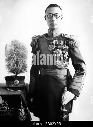 Aisin-Gioro Pu Yi (7. Februar 1906 - 17. Oktober 1967) aus der Herrscherfamilie Manchu Aisin Gioro war der letzte Kaiser Chinas. Er regierte in zwei Perioden zwischen 1908 und 1917, zunächst als Xuantong-Kaiser von 1908 bis 1912, und nominell als nicht regierender Marionettenkaiser zwölf Tage im Jahr 1917. Er war das zwölfte und letzte Mitglied der Qing-Dynastie, das über China ordentlich regieren konnte. Stockfoto