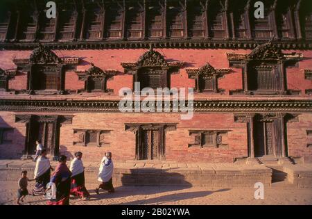 Der südöstliche Teil von Bhaktapurs Royal Palace Compound wird vom Palast der fünfhundert-fünfeckigen Fenster eingenommen, der die eigentliche Residenz der Bhaktapur-Könige war. Das dreistöckige Gebäude verfügt über einige meisterhaft geschnitzte Türen und Fenster in den unteren Etagen und im dritten Stock über 55 Arkadenfenster. In seiner ursprünglichen Form projizierte das obere Stockwerk aus dem Gebäude, wurde aber nach dem Erdbeben von 1934 im heutigen Stil rekonstruiert. Im Inneren der Verbindung befindet sich eine 1688 ausgelegte goldene Wasserleitung, die Wasser aus einer 11 Kilometer entfernten Quelle einbrachte. Das Wasser wurde verwendet Stockfoto